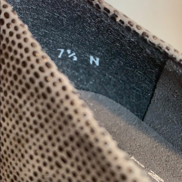 STUART WEITZMAN Gray Textured Block Heels - Picture 10 of 12